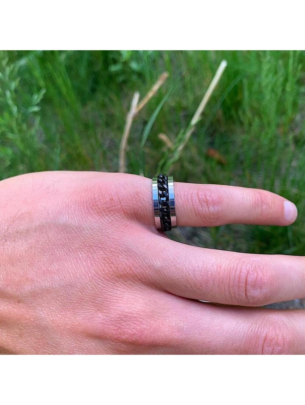 Grunge 2000s style Black and silver stainless steel spinner ring. Size 7. Ships